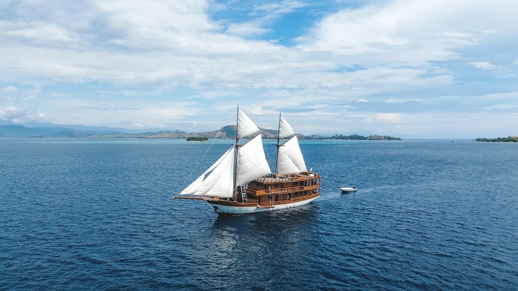 Banda Sea Liveaboard Guide: Crossings, Seasons, Boats and Costs